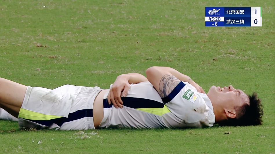 0:4惨败！国安点球引发大争议，邓卓翔无奈1幕：令众多球迷动容！