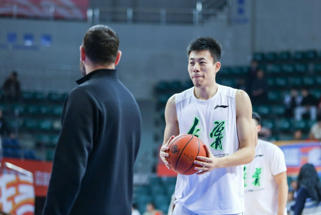 上海男篮拒绝爆冷！卢伟全力出击，张镇麟上演首秀，新外援亮相